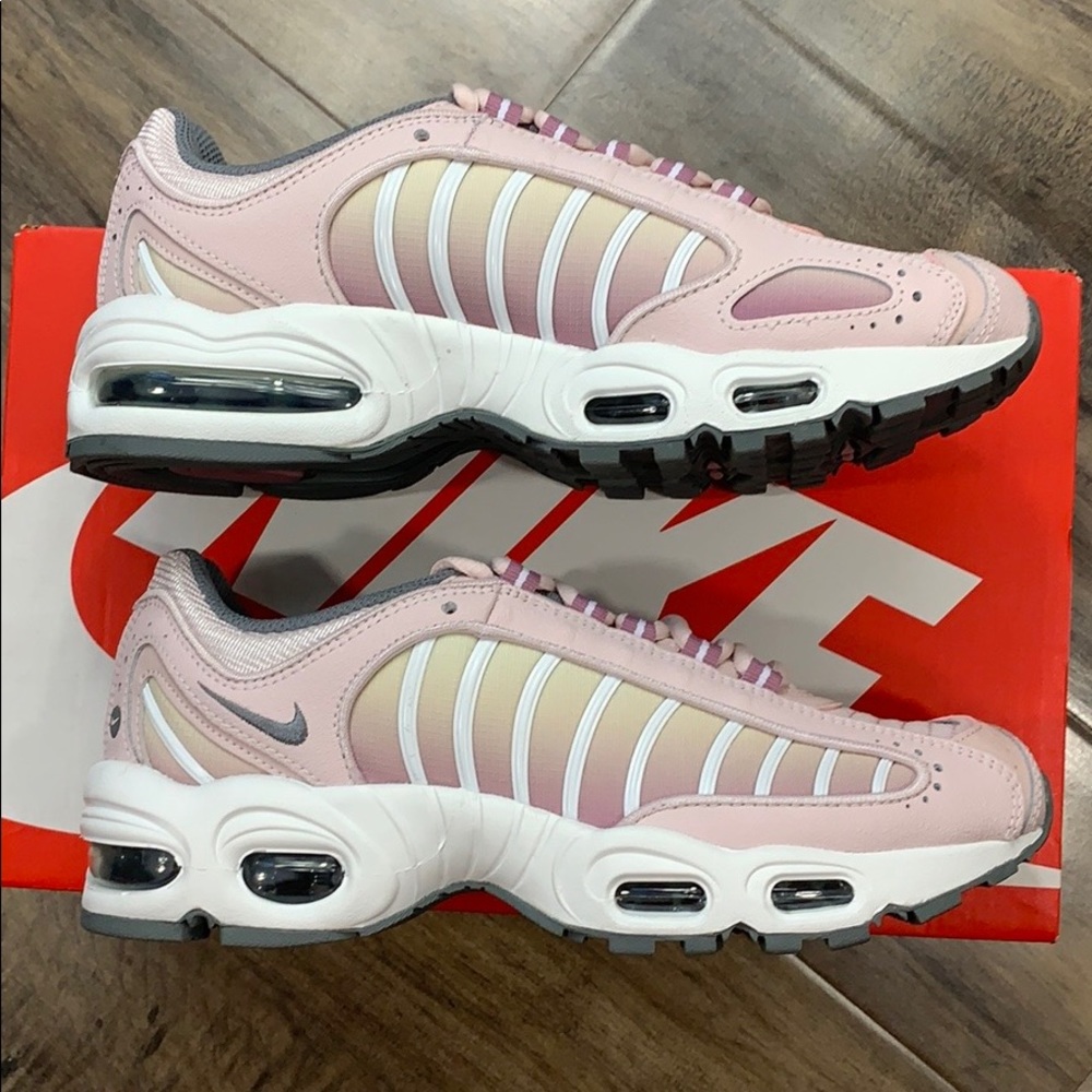 • NIKE W AIR MAX TAILWIND IV barely rose/smoke gre - Picture 3 of 16
